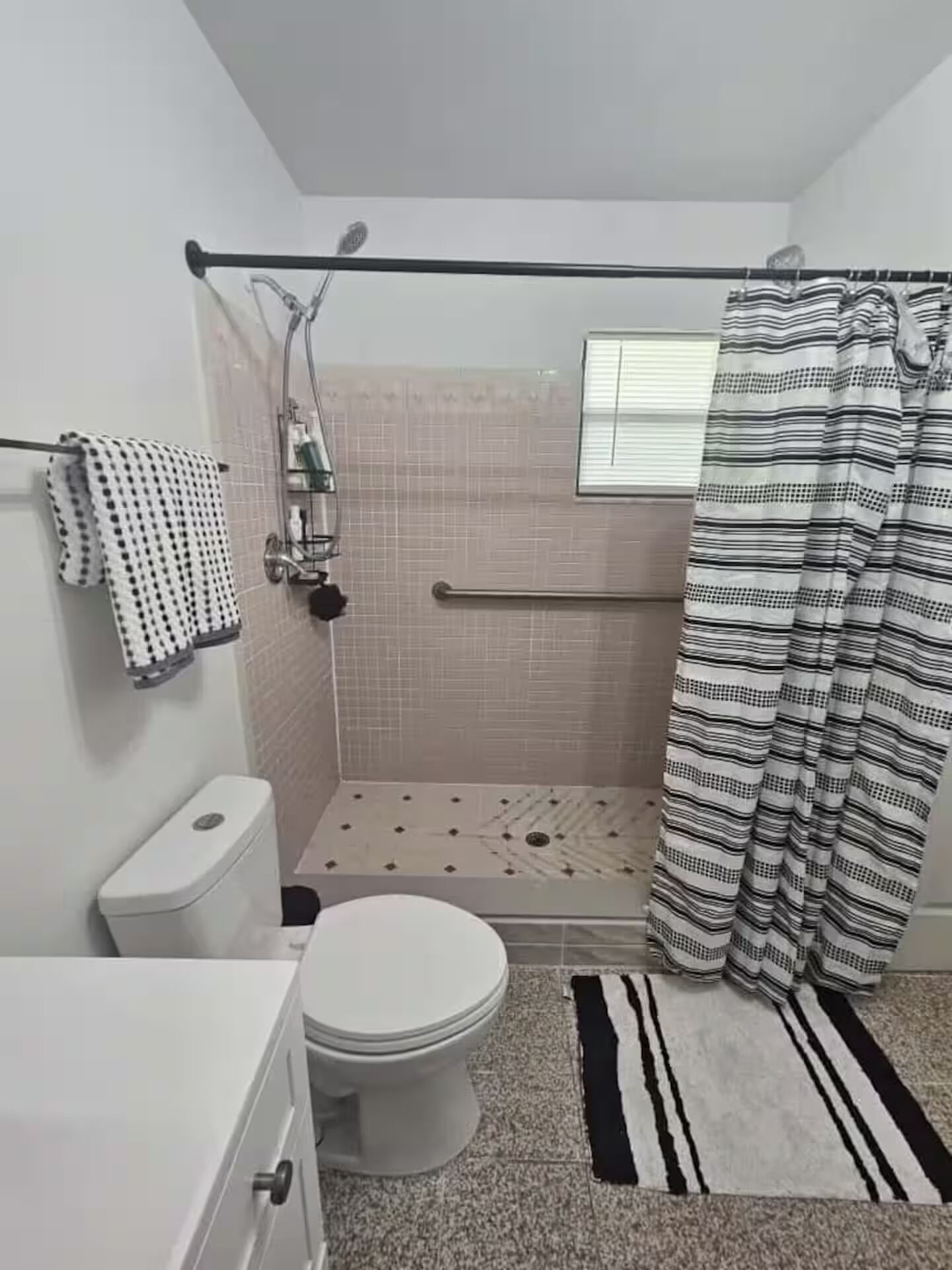 Douche, séchoir à cheveux, serviettes fournies, savon