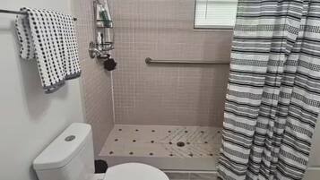 Douche, séchoir à cheveux, serviettes fournies, savon