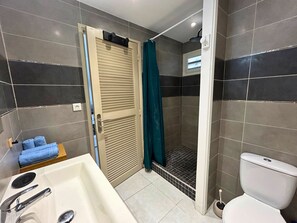 Shower, hair dryer, towels, soap - Studio Tana, magnificent sea view (Cul-de-Sac)