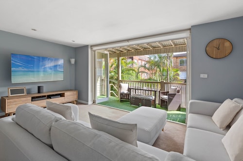 Bright Home Steps From Double Bay Beach