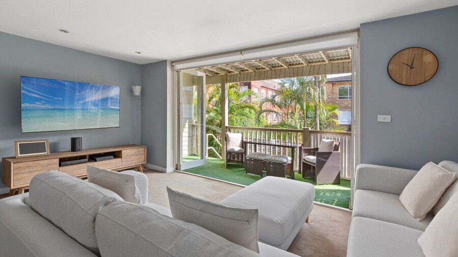 Bright Home Steps From Double Bay Beach