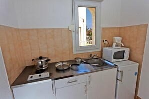 Private kitchen - Corsican Coastal Apartment for 4 (L'Île-Rousse)