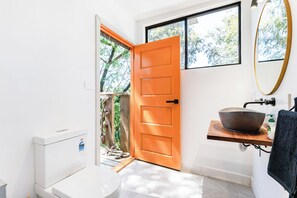 Shower, hair dryer, towels, soap - Mountain Yurt Retreat - Dandenong Ranges (Upwey)