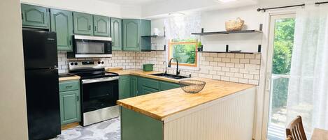 Réfrigérateur, four à micro-ondes, un four, surface de cuisson