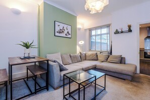 TV, fireplace - Walkden, Worsley 4 Bedroom House w/ Free Parking (Worsley)