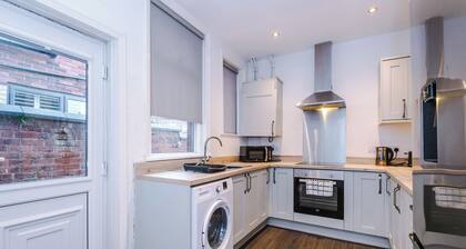 Walkden, Worsley 4 Bedroom House w/ Free Parking