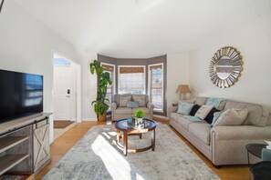 Living area - 3BR Home Near Six Flags, MGM, BDL, great location (Suffield)