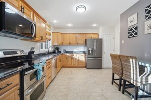 Fridge, microwave, oven, stovetop - 3BR Home Near Six Flags, MGM, BDL, great location (Suffield)