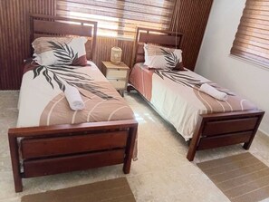 3 habitaciones, escritorio, tabla de planchar con plancha y wifi gratis 