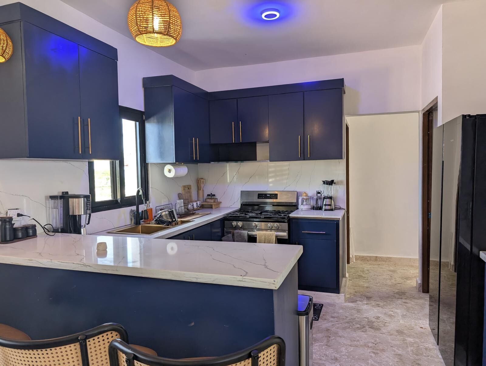 Frigorífico, microondas, horno y placa de cocina