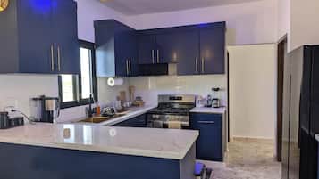 KĂŒhlschrank, Mikrowelle, Ofen, Herdplatte