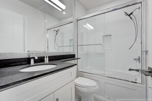 Hair dryer, towels, soap, toilet paper - Queens Suite (West Vancouver)