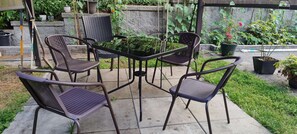 Outdoor dining - Queens Suite (West Vancouver)