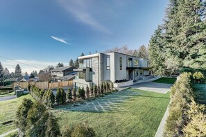 Exterior - Queens Suite (West Vancouver)