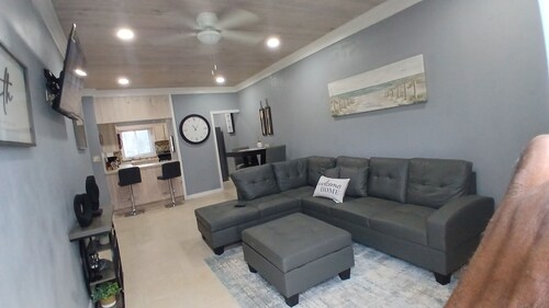 Stylish Unit, 1 Min from GHB Airport