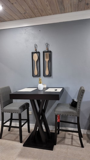 Dining - Stylish Unit, 1 Min from GHB Airport (Governor's Harbour)