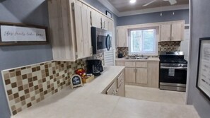 Fridge, microwave, oven, stovetop - Stylish Unit, 1 Min from GHB Airport (Governor's Harbour)