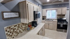 Fridge, microwave, oven, stovetop - Stylish Unit, 1 Min from GHB Airport (Governor's Harbour)