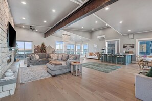 テレビ、暖炉、卓球台、ステレオ