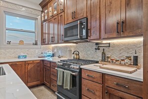 Fridge, microwave, oven, stovetop - Moose Ridge | Designer Home w/ Hot Tub & Game Room (Fish Haven)
