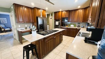 Geladeira, micro-ondas, fogão, cooktop