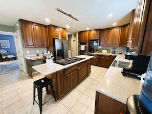 Geladeira, micro-ondas, fogão, cooktop