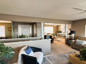 TV, fireplace, books - Skytop - Hands down the best view on Beaver Lake (Rogers)