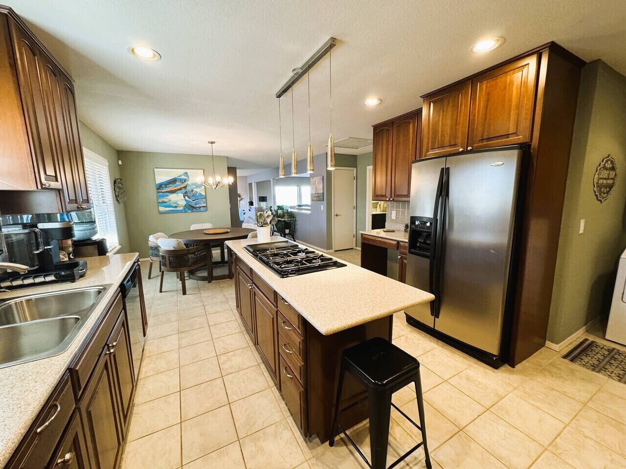 Geladeira, micro-ondas, fogão, cooktop