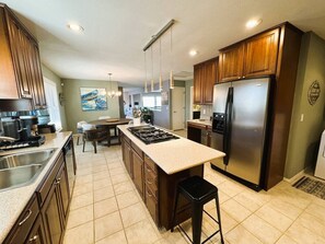 Geladeira, micro-ondas, fogão, cooktop