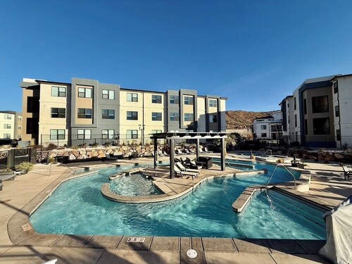 Cliff Side Pool Oasis | Lazy River & Hot Tubs