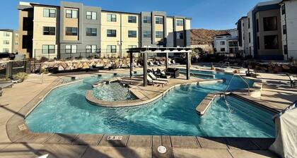 Cliff Side Pool Oasis | Lazy River & Hot Tubs