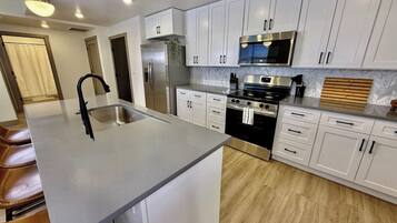 Frigorífico, microondas, horno y placa de cocina