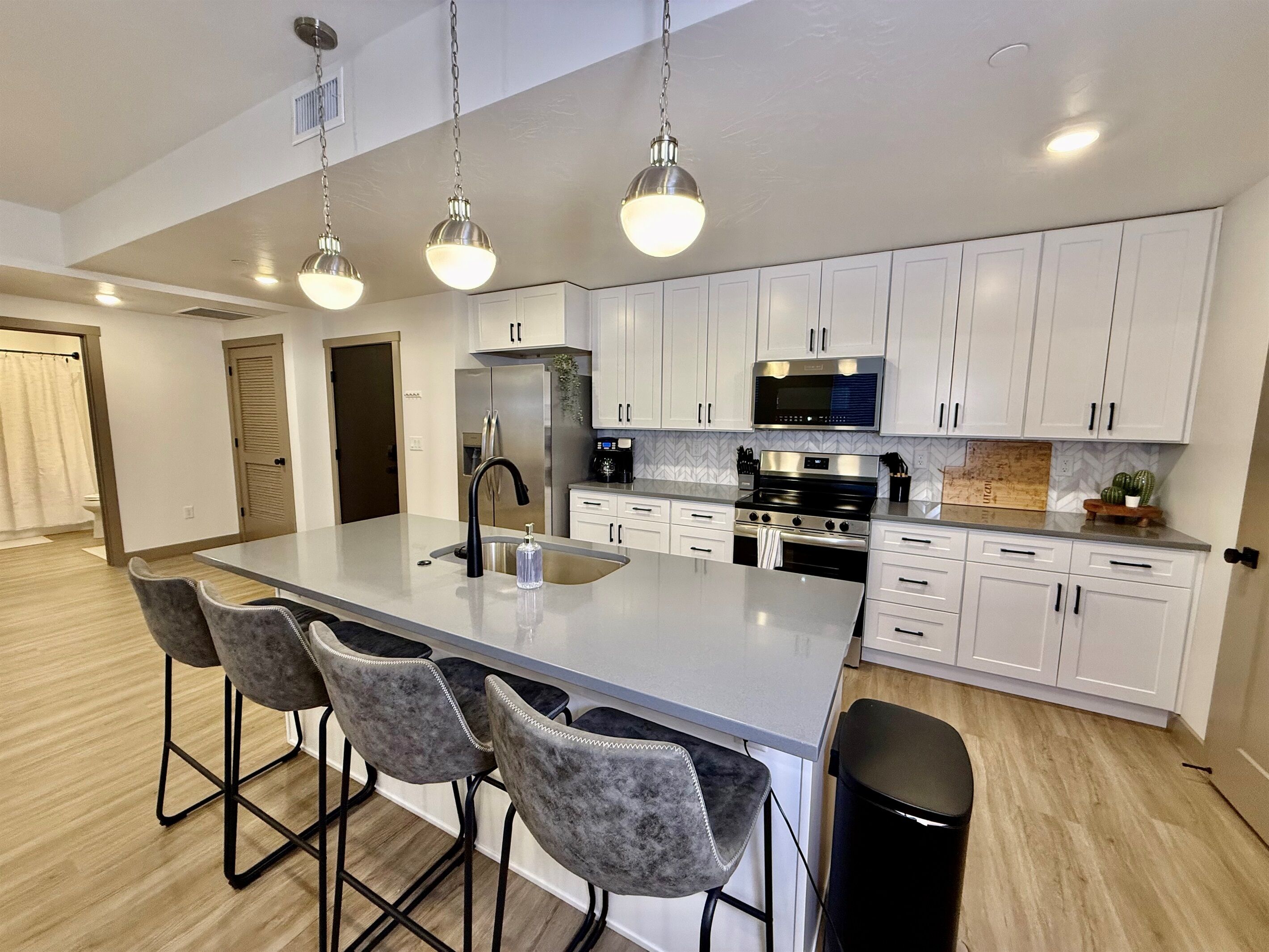 Frigorífico, microondas, horno y placa de cocina