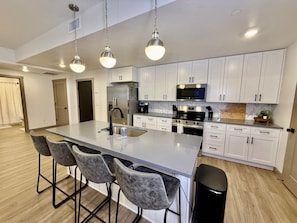 Jääkaappi, mikroaaltouuni, uuni, liesi