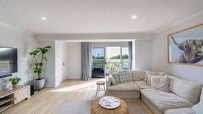 Smart TV - Ocean Views Coastal Retreat - Bunbury (South Bunbury)