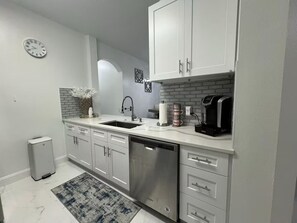 Fridge, microwave, oven, stovetop - Resort Style get away Near Disney World! (Kissimmee)
