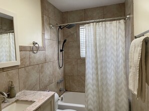 Secador de pelo, toallas, jabón, papel higiénico