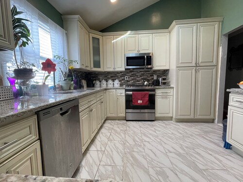 AmilDean Family Oasis: 10 minutes from Connequot Park, the golf course and the beach!