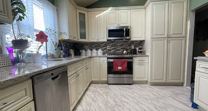 AmilDean Family Oasis: 10 minutes from Connequot Park, the golf course and the beach!