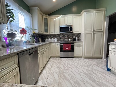 AmilDean Family Oasis: 10 minutes from Connequot Park, the golf course and the beach!