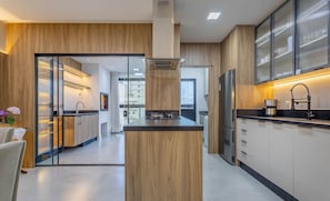 Private kitchen - Apt With 3 Suites, Barbecue and sea View Den1301 (Itapema)