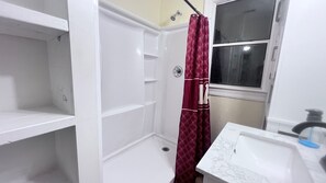 シャワー、タオル、石鹸、トイレットペーパー
