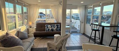 Smart TV, computer monitors