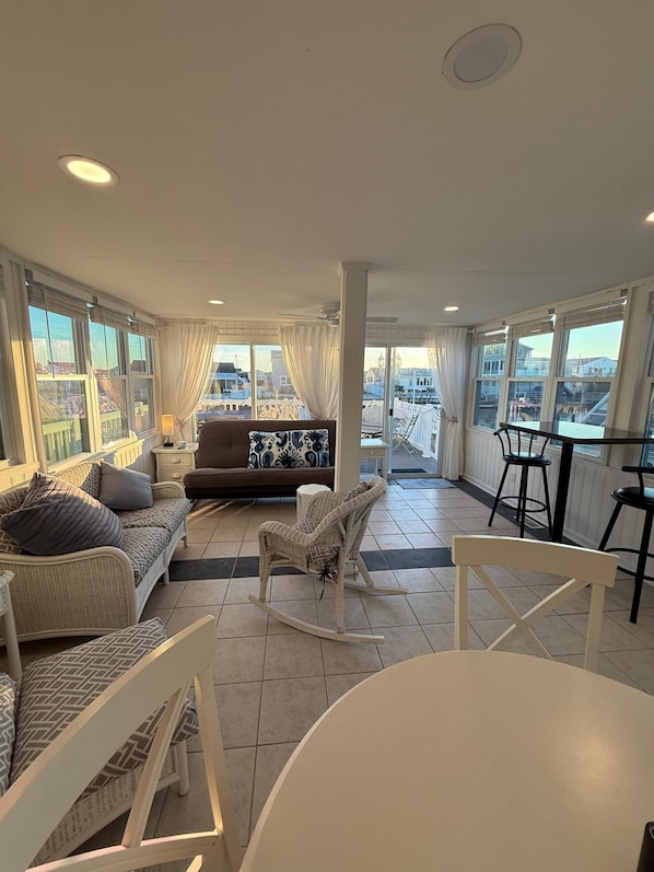 Una Smart TV, una pantalla de ordenador