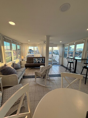 New! Spacious 4-bedroom, Sleeps & Seats 12, Waterfront in Little Egg Harbor