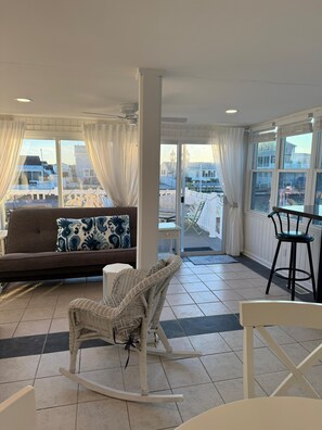 Una Smart TV, una pantalla de ordenador