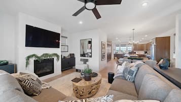 Televisión, chimenea y oficina