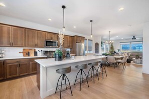 Køleskab, mikrobølgeovn, ovn, kogeplade