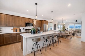 Fridge, microwave, oven, stovetop - Modern retreat with panoramic Bridger Range views (Belgrade)