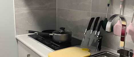 Kjøleskap, mikrobølgeovn, brødrister og kjøkkenutstyr